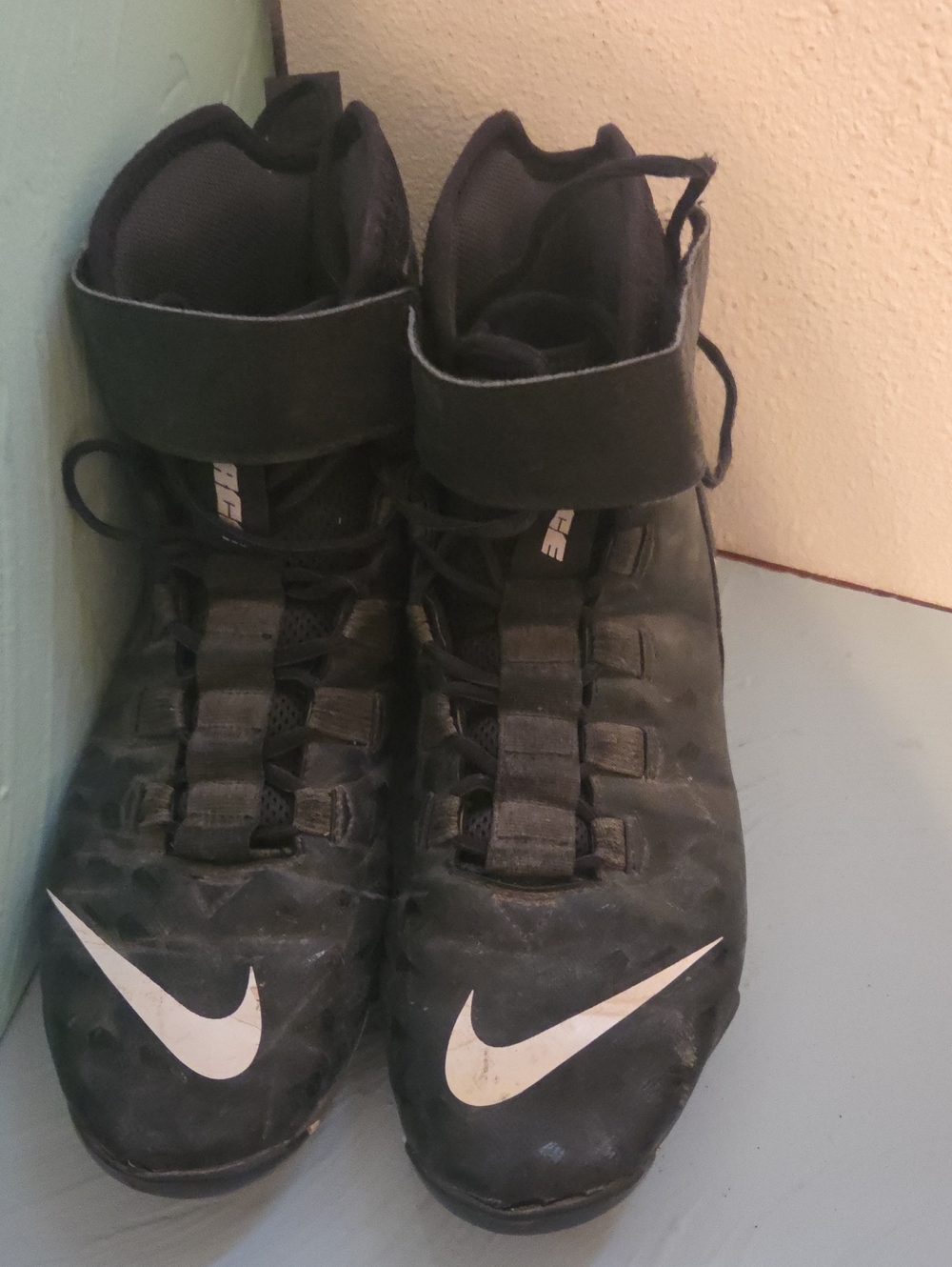Nike Men's Black Athletic High-Top Shoes with White Swoosh